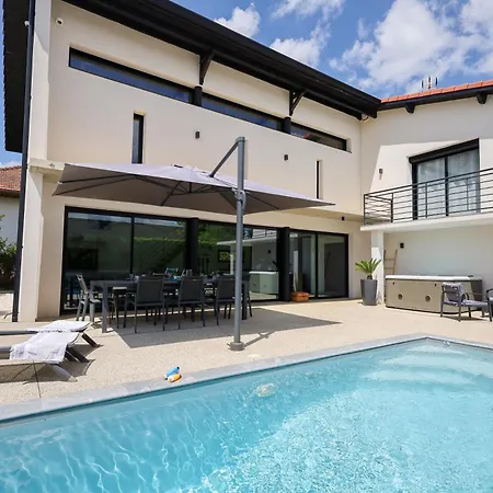 Lumiere - Confort, Spa, Piscine & Babyfoot * Beynost